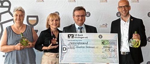 Symbolische Scheck-Übergabe (von links): Michaela Klingmann und Birgit Thierer vom Albert-Schweitzer-Familienwerk Bayern, Thomas Gloßer von Edeka Südbayern und Cornelius Lauter von der Winzergemeinschaft Franken (GWF).Foto re
