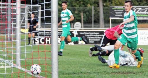 Tor für den SB Rosenheim zum 1:2-Anschlusstreffer durch Thomas Ofenmacher (hinten). Rechts Marko Dukic vom SBR. Foto Fehrmann