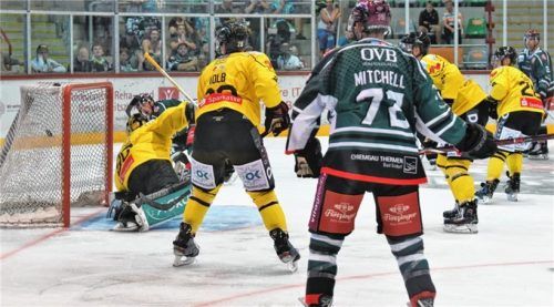 Tor für die Starbulls: Kapitän Michael Baindl (hinten) verwandelte ein tolles Zuspiel von Josh Mitchell (im Vordergrund) zum zwischenzeitlichen 3:5. Fotos  Ziegler
