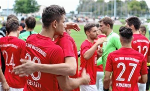 Torschütze Robin Ungerath feiert mit seinen Mannschaftskameraden das Weiterkommen im Toto-Pokal. Foto  Stürmlinger