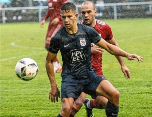 Torschützen im Duell: Wasserburgs Robin Ungerath ist hier vor dem Memminger Mario Jokic am Ball.Foto Cater