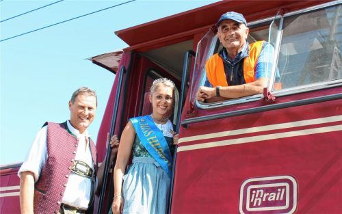 Tradition: Die amtierende Miss Herbstfest, hier Lisa Petzinger im Jahr 2017, fährt mit dem Wiesn-Express zusammen mit Helmut Wiesböck (links) und Lokführer Walter Neumaier zum Herbstfest. Die Miss 2019 muss auf das Vergnügen verzichten.Foto Steffenhagen