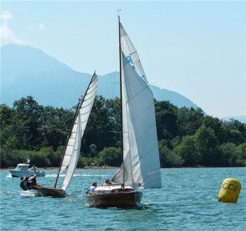 Traditionelle Holzboote wie diese können beim Schau-Segeln in der Feldwieser Bucht bewundert werden.