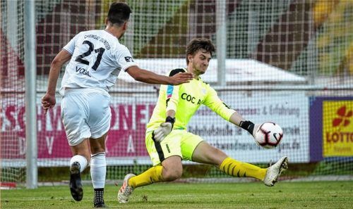 Traunstein Maximilian Vogl überwindet Erlbachs Torhüter zur 2:0-Führung.Foto Weitz