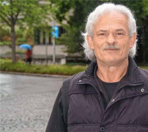 Über zu schnelle Autofahrer in der Gablonzer- und Erzgebirgsstraße ärgert sich Sani Bulica. Er wünscht sich, dass dort Geschwindigkeitskontrollen durchgeführt werden. Doch so einfach ist das nicht.Foto Lohmann