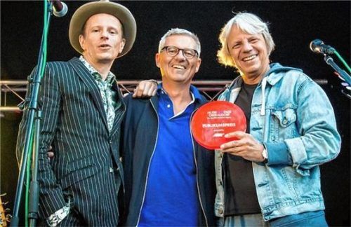 Übergabe bei „Kino am Olympiasee“: Schauspieler Alexander Scheer, Festivalleiter Markus Aicher und „Gundermann“-Regisseur Andreas Dresen. Foto re