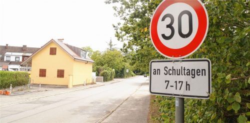 Um sich einer Polizeikontrolle zu entziehen, ist ein etwa 25-jähriger Mann mit einem grauen 5er BMW durchs Schulviertel gerast. In der Mozartstraße wäre er dabei um ein Haar in das Polizeifahrzeug gekracht, das ihn verfolgte. Fotos  Grundner