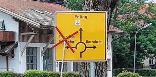 Und wo, bitte, geht‘s denn nun nach Bad Endorf? Die Beschilderung trägt eher zur Verwirrung bei, als dass sie für Klarheit sorgt. Klinger/Fotos: re