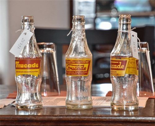 Unscheinbar auf den ersten Blick: Die drei Limo-Flaschen machen zwar äußerlich nicht viel her, aber ihre Geschichte ist eng mit der Stadt Rosenheim verknüpft.