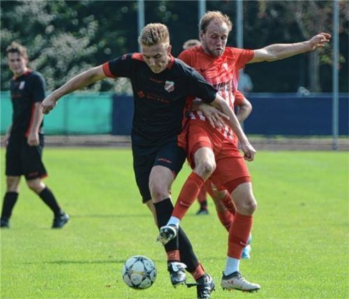 Verbissen kämpften Saaldorf und Bruckmühl (rechts Anian Folger) im Spitzenspiel.Foto Ruprecht
