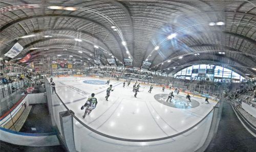 Viel mehr als Eishockey kann nach Meinung der Rosenheimer CSU-Stadtratsfraktion im Rofa-Stadion stattfinden. Sie schlägt eine Nutzung für Kabarett, große Konzerte oder auch Messen vor.Foto Ziegler