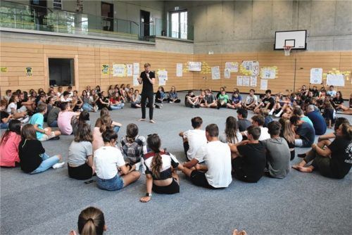 Viele Anregungen kamen zusammen: Moderator Erik Flügge im Kreis der Teilnehmer der Jugendbeteiligungskonferenz.Foto re