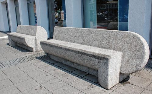 Vielleicht nicht sehr bequem, aber künstlerisch wertvoll sind die beiden Sitzbänke, die der Münchner Bildhauer Herbert Peters 1989 geschaffen hat und die seitdem vor dem einstigen Postgebäude am Bahnhof stehen.Fotos Frick