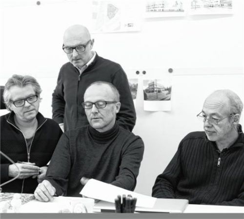 Vier Künstler aus Berlin: (von links) Axel Lieber, Hans Hemmert, Thomas A. Schmidt und Georg Zey stehen hinter „Inges Idee“.Foto Pielow