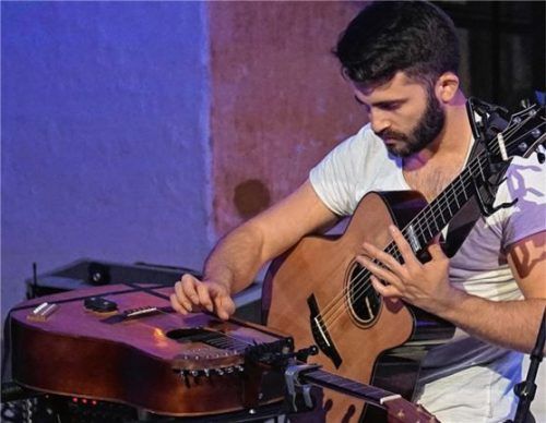 Virtuoser Saitenzupfer: Lucas Stricagnoli spielt gern mehrere Gitarren gleichzeitig. Foto Pillatzki