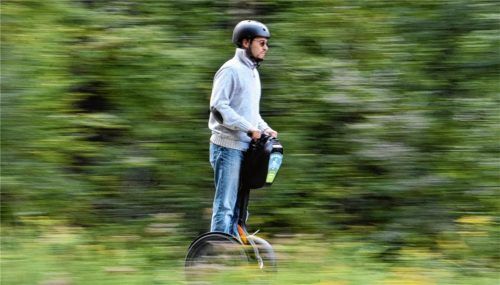 Volle Fahrt voraus: OVB-Praktikant Severin Bulin zieht mit Vollgas auf dem Segway durch die Landschaft. Fotos Schlecker