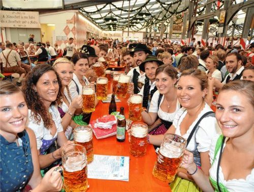 Von wegen, Frauen vertragen kein Bier. Auf der Rosenheimer Wiesn greift auch die Damenwelt zum Masskrug. Das Tafelwasser in Reichweite. Denn, wie Brauereien bestätigen, trinken Besucherinnen überwiegend „was Leichtes“. Foto Schlecker