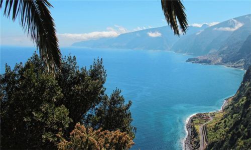 Vor dem tiefblauen Atlantik erhebt sich Madeira malerisch in ganzjährigem Grün auf dem Vulkangestein.Foto Sohnemann