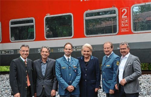 Vor dem Übungswaggon: (von links) CSU-Landtagsabgeordneter Otto Lederer, Wolfgang Reif, Vorstandsvorsitzender der Stiftung der Versicherungskammer, Harald Feckl, Ortsbeauftragter des Technischen Hilfswerks (THW) Rosenheim, Rosenheims Oberbürgermeisterin Gabriele Bauer, Gerd Friedsam, Vizepräsident des THW in Deutschland, und der CSU-Landtagsabgeordnete Klaus Stöttner.Foto Bulin