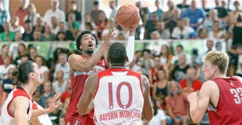 Vor knapp 1300 Zuschauern in Rosenheim hat das US-College-Team den Bayern Paroli geboten.Foto Fehrmann