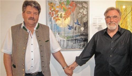 Vor seinem Gemälde „Die Nacht und der Tag – oder Stadt und Land“: Fritz Baer (rechts) und Pittenharts Bürgermeister und Kulturvereinsvorsitzender Sepp Reithmeier, für den der ehrenamtliche Einsatz von Baer am Hilgerhof sehr wichtig ist.Foto Graichen