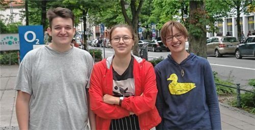 Vorfreude vor Tourneebeginn: Jakob Zweckstetter (18) aus Ellmosen, Lena Winzenburg (17) aus Bruckmühl und Anna Schwerdtel (16) aus Großkarolinenfeld sind bayernweit zu hören. Foto  Bulin