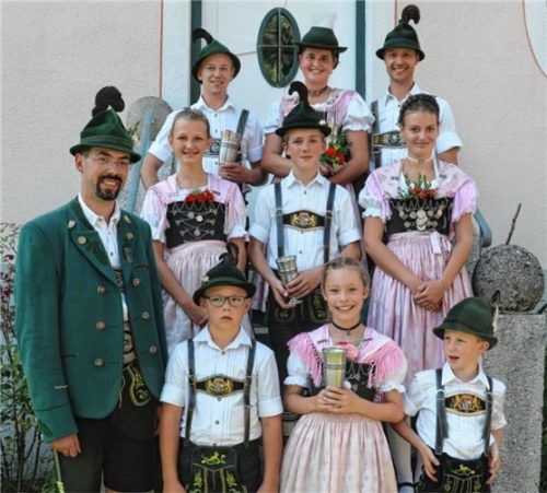 Vorsitzender Hans Stangl und die Sieger beim Sachranger Vereinspreisplatteln D’Geiglstoana Sachrang.Foto Rehberg
