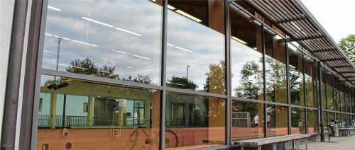 In der Gemeindehalle Aschau kann es im Sommer ziemlich heiß werden. In der nächsten Sitzung entscheidet der Gemeinderat über ein Beschattungskonzept, um die Situation zu verbessern.Foto  Grundner