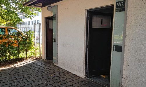 Kein Schmuckstück: Das Toilettenhaus am Salingarten wirkt schon von außen wenig einladend.