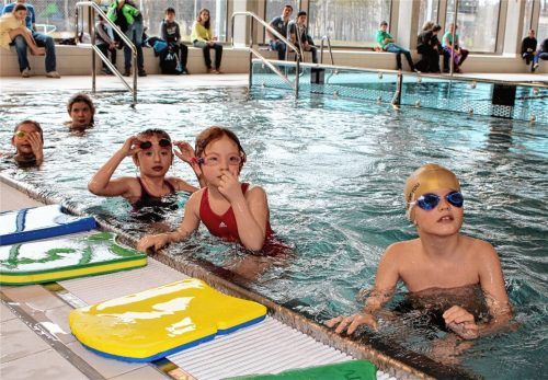 Der Betrieb in der Schulschwimmhalle in Waldkraiburg-Süd ist vor einigen Wochen wieder angelaufen. Samstags von 13 bis 17 Uhr öffnen Stadt und Stadtwerke das Bad für die Öffentlichkeit.Foto Archiv/Grundner
