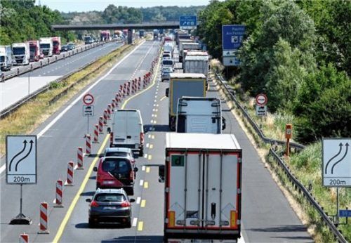 Wenn ein Fahrstreifen nur eingeschränkt befahren werden kann, gilt besondere Vorsicht. Foto Auto-Medienportal.Net/Dekra