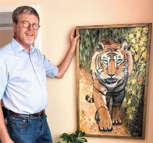 Wenn er gerade nicht Politik macht, verbringt er seine Freizeit gerne mit Malen: CSU-Landtagsabgeordneter Marcel Huber vor einem seiner Werke, einem Tiger auf der Jagd, der im Ampfinger Bürgerbüro hängt.Foto  re