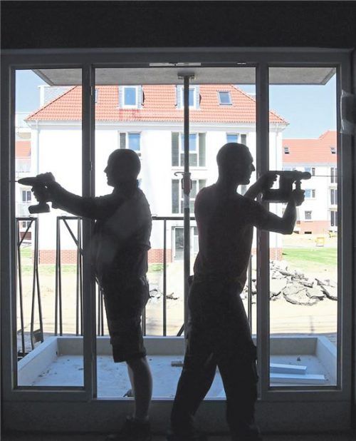 Wer beim Hausbau auf private Helfer setzt, muss sich auch um deren Versicherungsschutz kümmern.Foto dpa/Bachmann