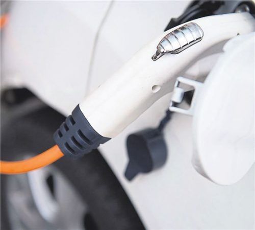 Wer ein Elektroauto daheim laden möchte, benötigt die Zustimmung der anderen Eigentümer. Foto dpa/Warnecke