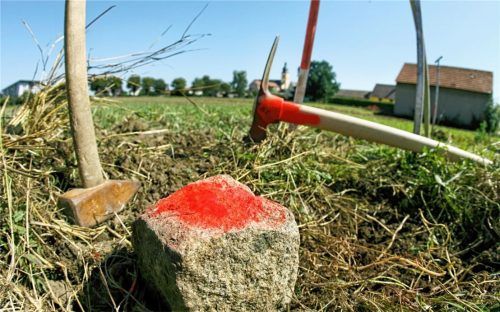 Werkzeuge, die die Feldgeschworenen bei sich haben: Dieses Ehrenamt ist eines der ältesten in Bayern, in Kolbermoor gibt es sechs von ihnen. Sie sorgen für Frieden an kleinen und großen Grenzverläufen und arbeiten zentimetergenau, ganz ohne GPS und ohne computerbasierte Karten. Foto dpa
