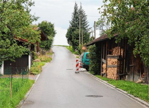 Zankapfel Stadl: Die Gemeinde ist der Meinung, dass das Dach des Bauwerks (rechts) zu weit in den Straßenraum hineinragt. Das Verwaltungsgericht München findet allerdings, dass der Besitzer das Dach nicht zurückbauen muss. Foto Rehberg