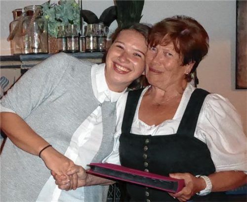 Zufriedene Gesichter nach einer gelungenen Theatersaison: Spielleiterin Annemarie Ramoser (rechts) mit Darstellerin Katharina Plank.Foto ammelburger
