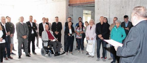 Zum Richtfest für den Erweiterungsbau des Landratsamtes kehrte Landrat Wolfgang Berthaler im Rollstuhl erstmals nach seinem Unfall in die Räumlichkeiten des Landratsamtes zurück. Foto Reisner