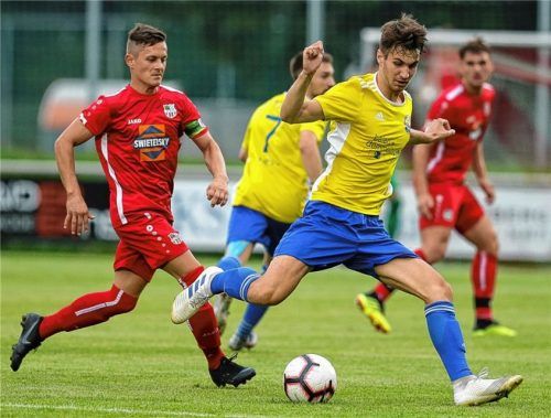 Zwei Torschützen: Christoph Steinleitner, Schütze des vierten Töginger Treffers, ist hier vor Patrick Schön, der den SBC in Führung geschossen hatte, am Ball.Foto Weitz