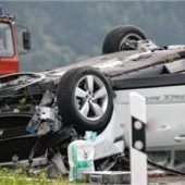Teures Auto landet auf dem Dach