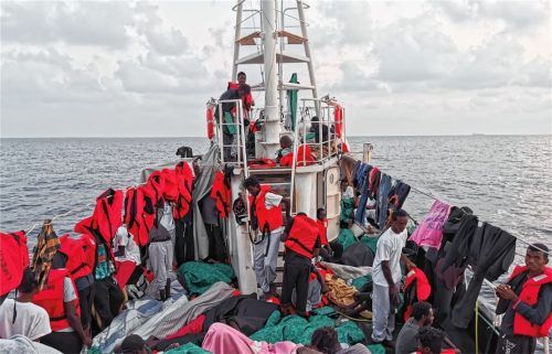 100 Migranten hat das Rettungsschiff „Eleonore“ kürzlich vor der libyschen Küste im Mittelmeer aufgenommen. Der Kreisausschuss lehnte einen Antrag der ÖDP ab, der Landkreis solle bis zu 300 Bootsflüchtlinge aufnehmen.Foto dpa