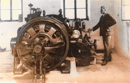 1920 in der Gernmühle: Die Elektrizitätsgenossenschaft Samerberg, ein Jahr zuvor gegründet, produziert mittels Wasserkraft ihren ersten eigenen Strom, an der Maschine stand Andreas Stuffer. Fotos re