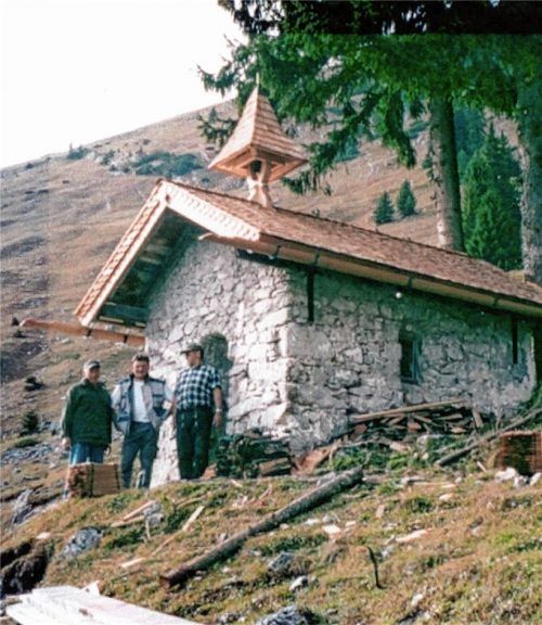 1998 wurde das Dach der Kapelle neu eingeschindelt und ein Glockenturm angebracht.