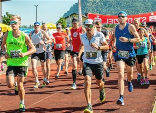 52 Halbmarathonläufer und -läuferinnen starteten in den 8. Wössner Halbmarathon. Mit Startnummer 31 und Startnummer 5 setzten sich der Sieger Christoph Müller und der spätere Drittplatzierte Mario Mahn gleich im Start an die Spitze.