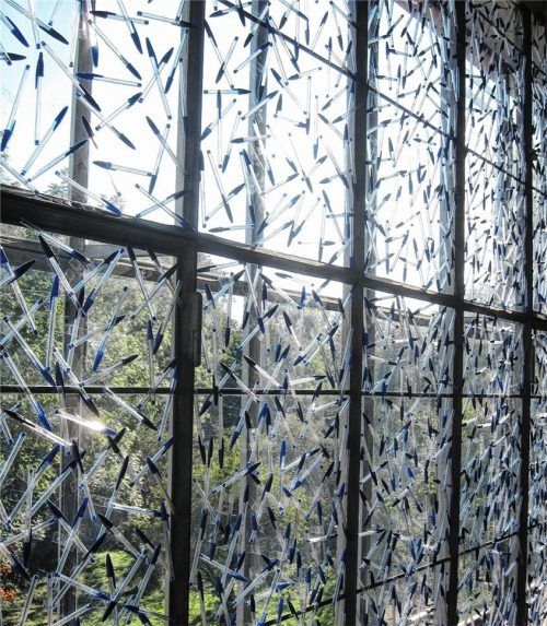 7000 Kugelschreiber zieren für die Ausstellung die Fensterfront in den Ausstellungsräumen des Kunstvereins. Fotos re