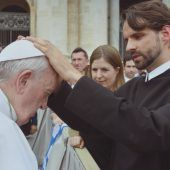 Bayerischer Neupriester segnet den Papst