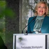 Klöckner kündigt Millionenpaket für den Wald an