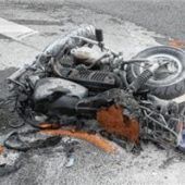 80-Jährige übersieht Motorradfahrer