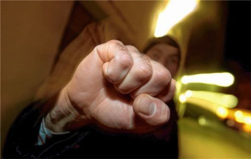 Mit einem Freispruch endete eine Verhandlung gegen einen Mann, der wegen Körperverletzung vor dem Amtsgericht Rosenheim stand. Niemand vermochte zu sagen, was in jener Juni-Nacht 2019 nach einem Volksfestbesuch tatsächlich in der Bad Aiblinger Kirchzeile geschehen war. Foto  dpa
