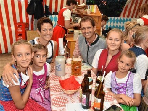 Kein „Festmärz“ auf der Wiesn: Für Rosenheims neuen Oberbürgermeister Andreas März, hier mit Ehefrau Andrea, den Töchtern Elisabeth, Katharina und Theresa sowie Nichte Lea, gibt es 2020 keinen Herbstfest-Einsatz.